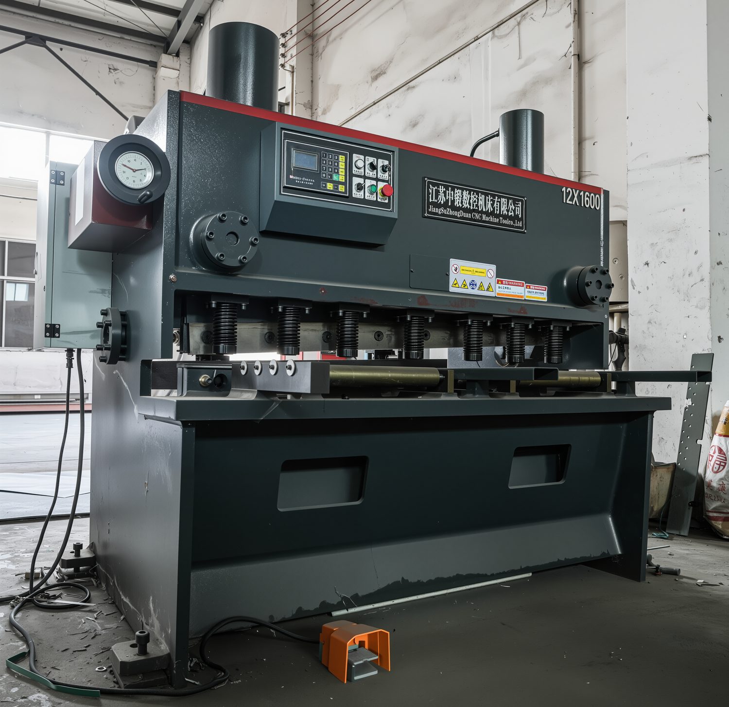 Cisaille CNC à guillotine découpant la bobine d'inox en ébauches
