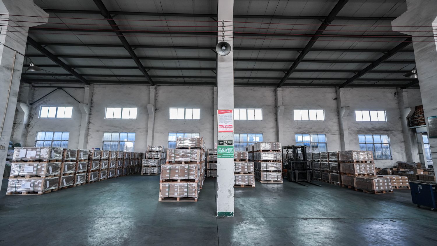 Zone d'expédition export avec commandes palettisées et conditionnées prêtes à l'envoi