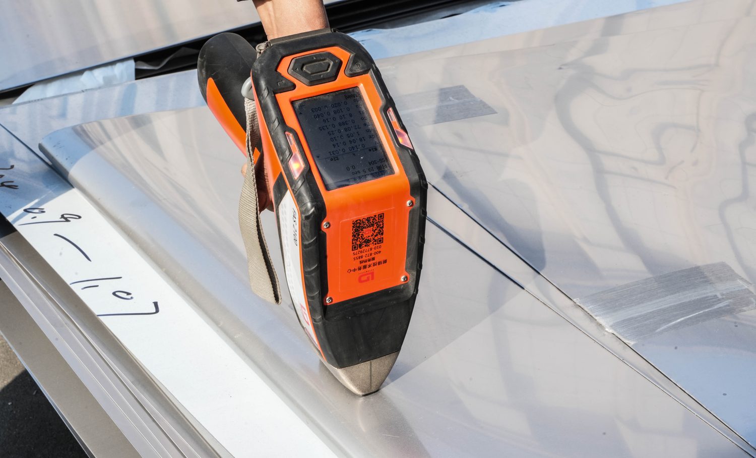 Handheld XRF spectrometer performing PMI positive material identification on stainless steel at HUIHUI