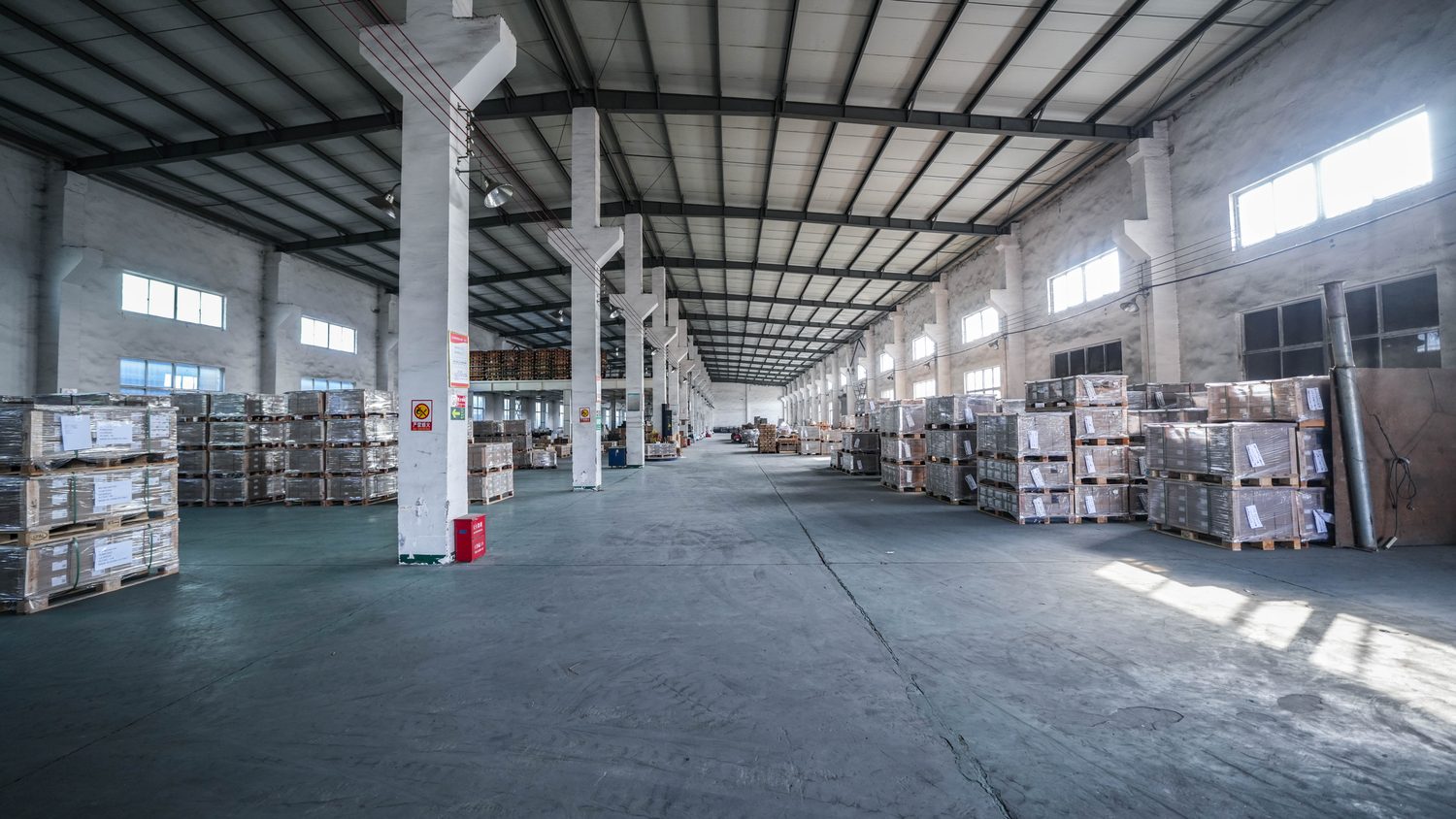 Hall d'emballage et entrepôt HUIHUI avec cartons de rondelles inox palettisés